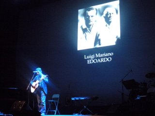 Luigi canta alla sala Sinòpoli dell'Auditorium "Parco della Musica"