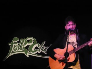 Luigi suona al FOLK CLUB di Torino