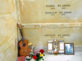 La tomba di Fabrizio De André nel cimitero monumentale di Staglieno