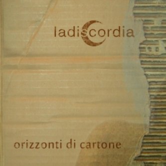 Copertina dell'album " ORIZZONTI DI CARTONE ", di LADISCORDIA