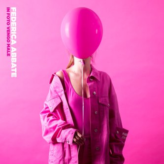 Copertina dell'album In foto vengo male, di Federica Abbate