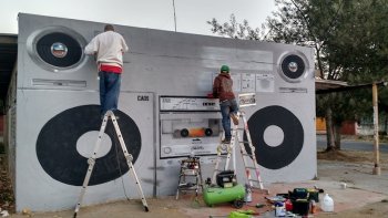 Il murale gigante a forma di boombox in Cile
