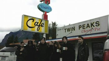Davanti al Twin Peaks cafè con i Tennis System