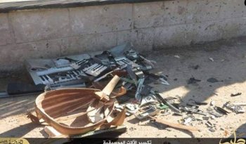 Una tastiera e un oud spaccati in terra dai militanti dell'IS