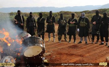 Miliziani libici dell'IS di fronte al rogo