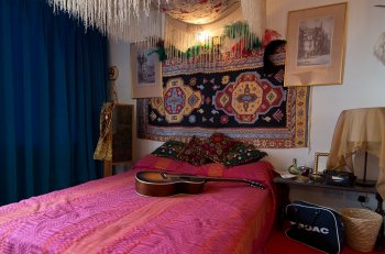 La camera da letto con una delle chitarre di Hendrix