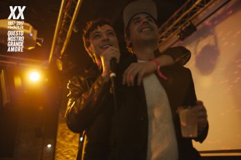 Carlo Pastore e Nicola Cani (Foolica) si esibiscono al karaoke
