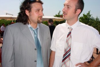 Acty e Fiz con la cravatta al matrimonio di Pons