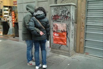 Foto di Elisa Olandotti in via Torino, a Milano