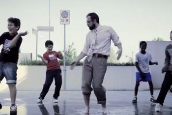 Una scena tratta da "Tricerebrale", il primo video di Paletti, girato dal regista Matteo Cervati