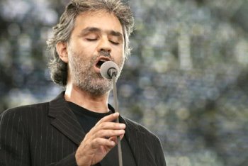 Pensionato ruba dischi di Andrea Bocelli perché ascoltarli per lui è una cura