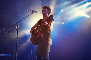 Tutti i protagonisti del Nuovissimo Canzoniere Italiano in una gallery di Starfooker