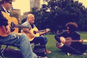Carnesi suona al parco con alcuni musicisti: cover di Johnny Cash e Beatles e la sua Il Colpo