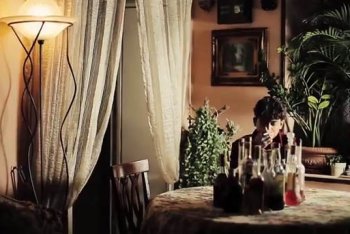 Una still dal video di "Pianoforte a vela" di Clementino