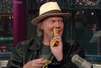 Neil Young con il lettore da lui inventato, Pono