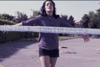 Un'immagine dal nuovo video di Levante, "Duri come me"