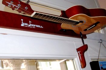 La guitdoorbell è una chitarra che suona ogni volta che si apre una porta