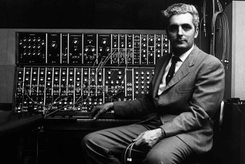 Una foto di Bob Moog, padre del sintetizzatore synth