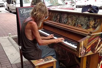 senzatetto pianista pianoforte strada virale