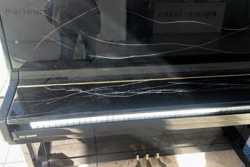 Il pianoforte danneggiato alla stazione di Cagliari