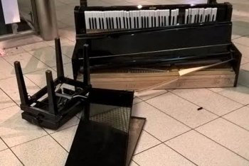 Il pianoforte danneggiato alla stazione di Napoli