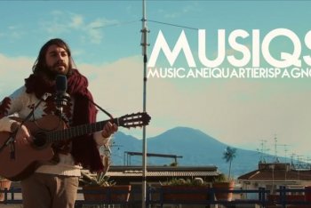 Alessio Bondì suona nei quartieri spagnoli di Napoli