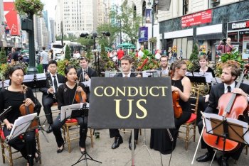 La conduct us orchestra