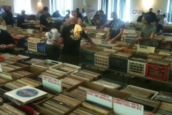 Cataste di dischi a prezzi sovietici