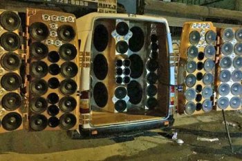 80-speakers-van