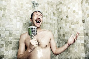 uomo canta sotto doccia