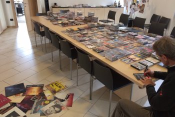 Don Massimo che firma i suoi CD