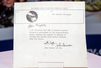 Una vecchia lettera di John Lennon è stata ritrovata in un vinile usato