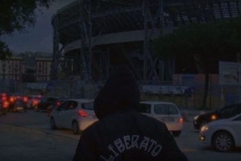 Un'immagine del video di "Me staje appennenn' amò" di Liberato
