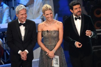 I conduttori di Sanremo 2018 Claudio Baglioni, Michelle Hunziker e Pierfrancesco Favino (foto Ansa)