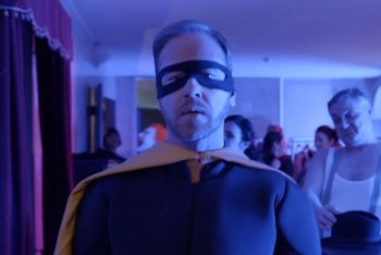 Un'immagine del video di "Nessuno vuole essere Robin" di Cesare Cremonini
