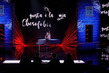 Martina Attili durante l'esibizione a X Factor con "Cherofobia"