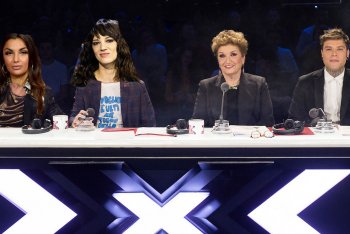 Un evidente fotomontaggio con Elettra Lamborghini e Asia Argento al posto di Manuel Agnelli e Lodo Guenzi a X Factor