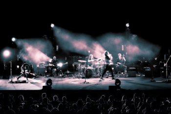 Un'immagine tratta dal live di Motta all'Auditorium Parco della Musica di Roma