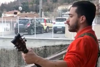 Enrico Monti live dal suo balcone. Grab da YouTube