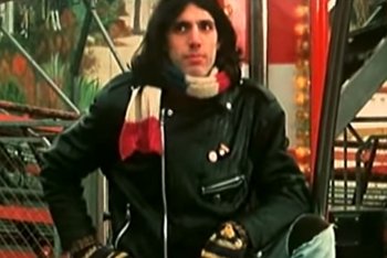 Bugo versione Lo-Fi nel video "Io mi rompo i coglioni" (2002)