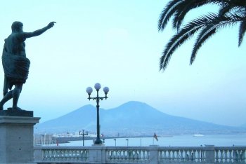 Il lungomare di Napoli, con il Vesuvio sullo sfondo