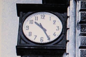 L'orologio della stazione di Bologna, divenuto il simbolo della strage - foto via Flickr