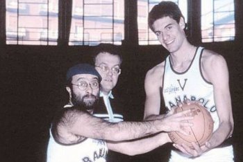 Lucio Dalla, coach Alberto Bucci e Gus Binelli della Virtus Bologna in uno storico servizio di "Giganti del basket" del 1983