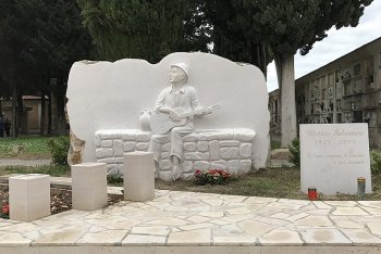 La tomba di Matteo Salvatore ad Apricena - foto via Wikipedia