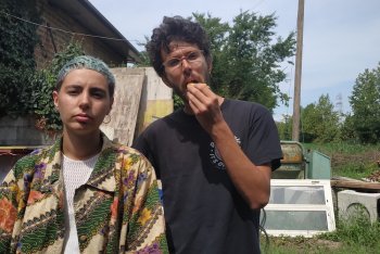 Sara e Lorenzo, che mangia un panino: sono i Queen of Saba