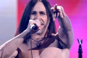 Manuel Agnelli seminudo infuoca la finale di X Factor