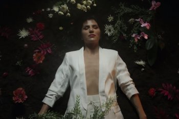 Serena Brindisi, aka Lyre, all'inizio del video di Broken Flowers