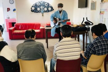 Giovanni Facelli suona durante un laboratorio musicale in una comunità