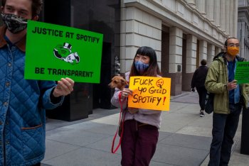 Alcuni dei manifestanti al Day of Action of Justice at Spotify - foto dal profilo Twitter di UMAW