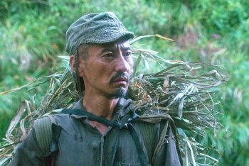 Tsuda Kanji nei panni di Hiroo Onoda nel film "Onoda – 10 000 notti nella giungla"
